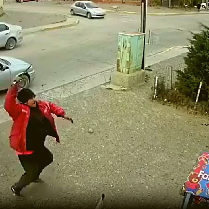 Video. Así fue el momento del brutal ataque con palos y machete a un joven en el barrio Marina