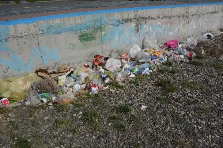 Lo que deja el fin de semana largo: basura y más basura en la costanera de Río Gallegos