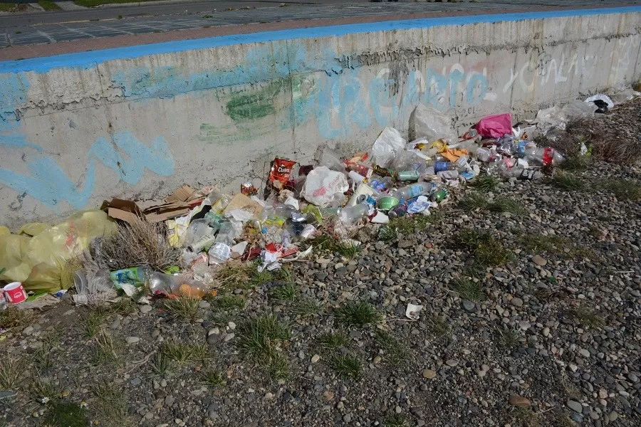 Lo que deja el fin de semana largo: basura y más basura en la costanera de Río Gallegos
