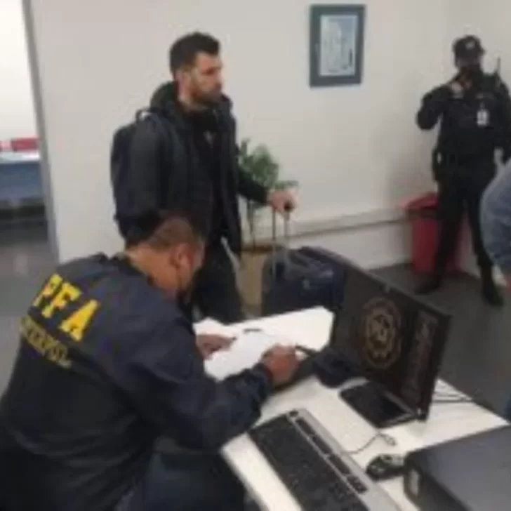 Detuvieron en Ezeiza a Maximiliano Batista, uno de los prófugos de la Causa Generación Zoe Detuvieron en Ezeiza a Maximiliano Batista, uno de los prófugos de la Causa Generación Zoe