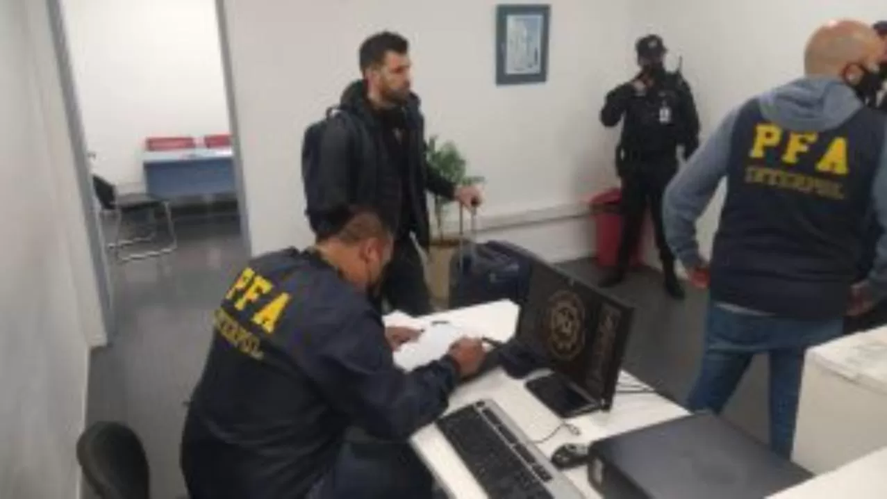 Detuvieron en Ezeiza a Maximiliano Batista, uno de los prófugos de la Causa Generación Zoe Detuvieron en Ezeiza a Maximiliano Batista, uno de los prófugos de la Causa Generación Zoe