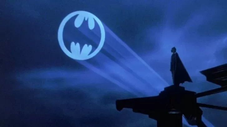 Atención fans de Batman: cómo activar la Bati-señal de Google en tu celular o computadora