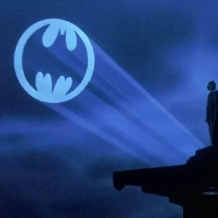 Atención fans de Batman: cómo activar la Bati-señal de Google en tu celular o computadora