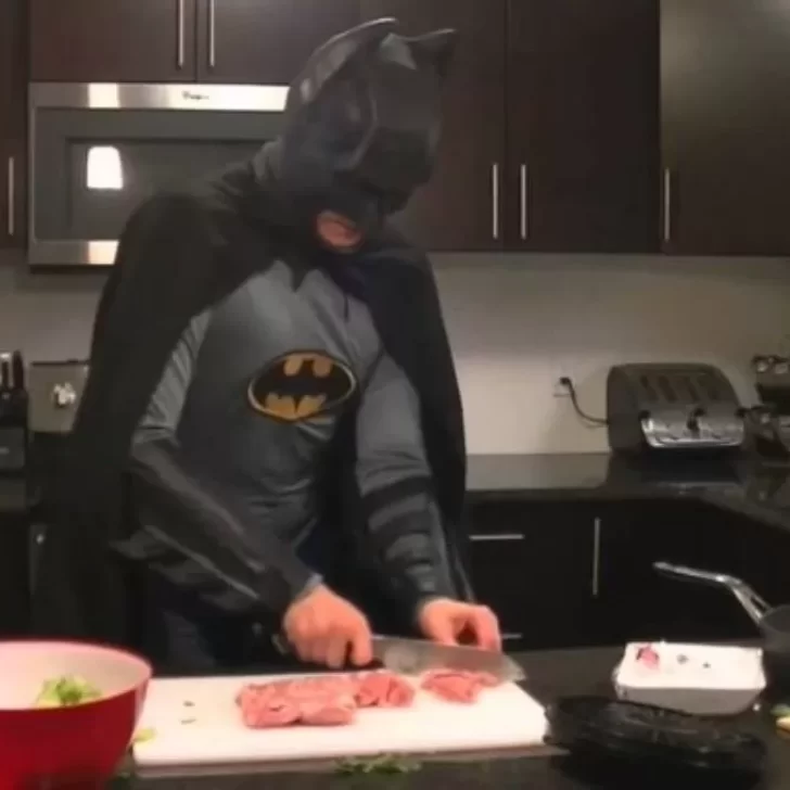 El Batman de Tinder: se conoció con una chica y la recibió vestido del superhéroe