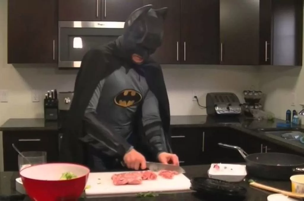 El Batman de Tinder: se conoció con una chica y la recibió vestido del superhéroe