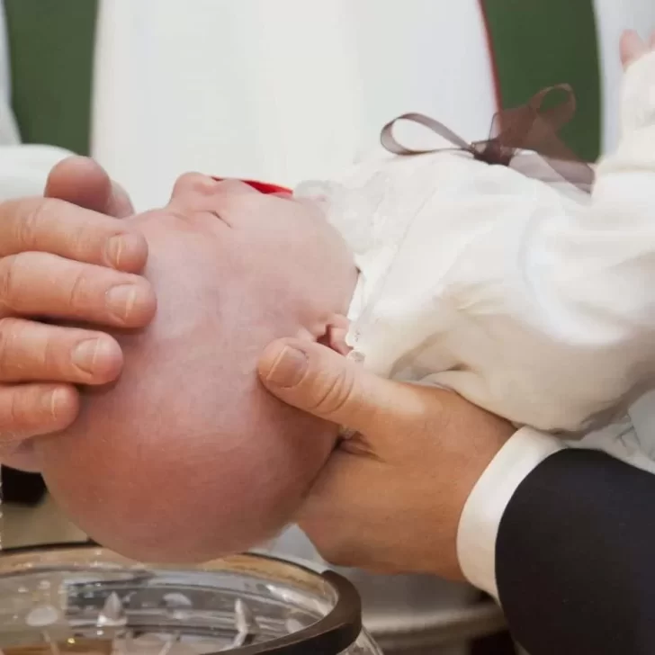 Un sacerdote lleva décadas bautizando “mal” y los congregados deberán tomar el sacramento de nuevo