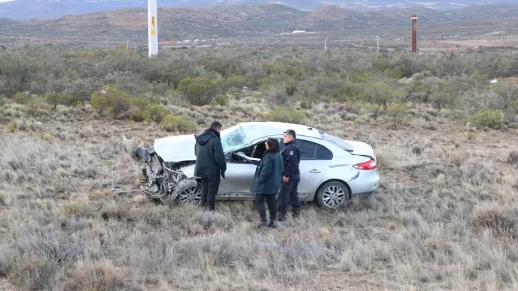 Iba a trabajar, despistó y su auto terminó volcando