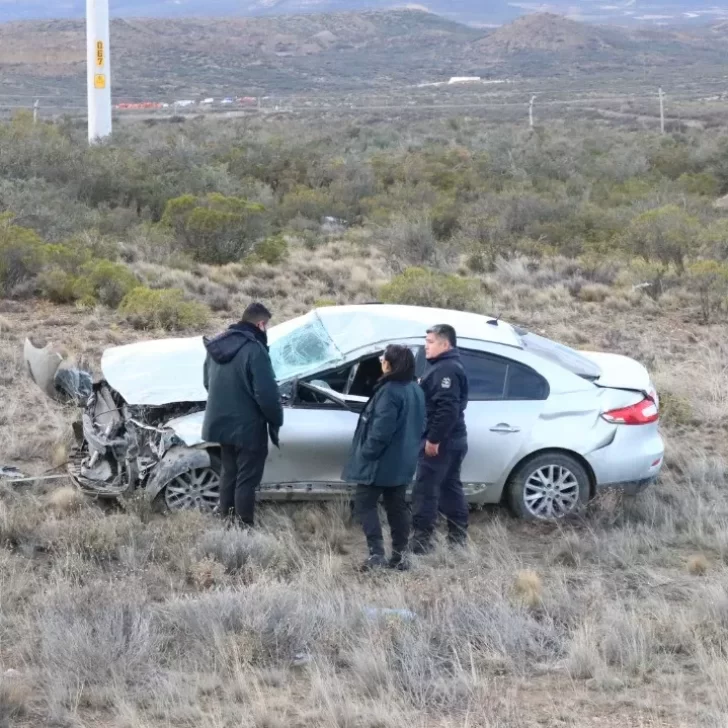 Iba a trabajar, despistó y su auto terminó volcando