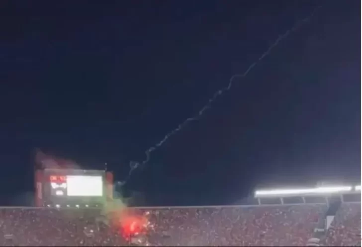 Video. La barra de River tiró una bengala marina que llegó a la tribuna: “no hubo muertos de milagro”