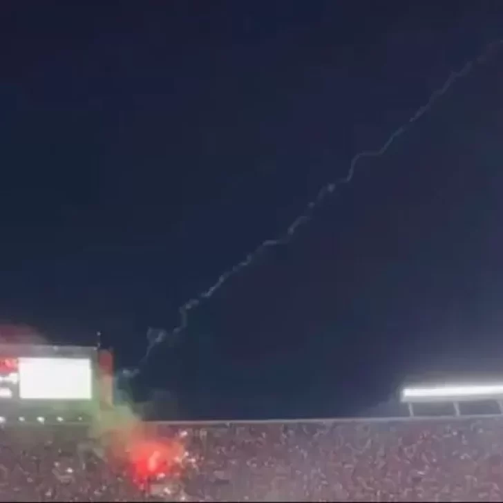 Video. La barra de River tiró una bengala marina que llegó a la tribuna: “no hubo muertos de milagro” Video. La barra de River tiró una bengala marina que llegó a la tribuna: “no hubo muertos de milagro”