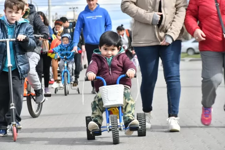 ¡Nada los para!: arrancó la bicicleteada infantil “Pinguinitos pedaleros” 