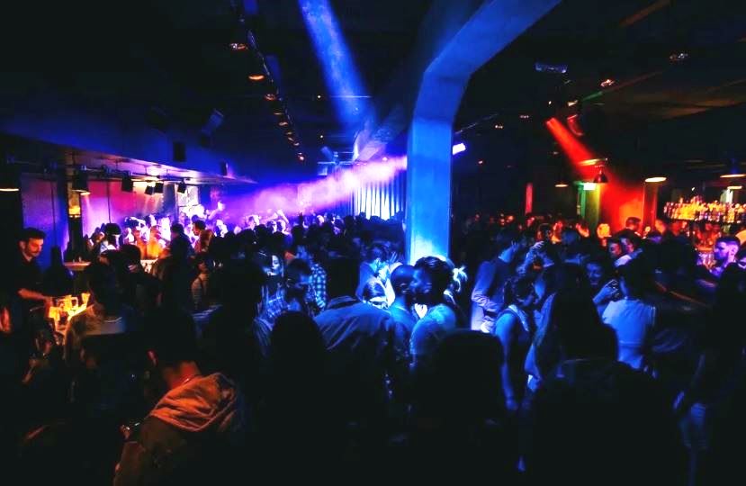 Estaban bailando en un boliche, se cayó un parlante y dejó inconsciente a una joven de 21 años Estaban bailando en un boliche, se cayó un parlante y dejó inconsciente a una joven de 21 años