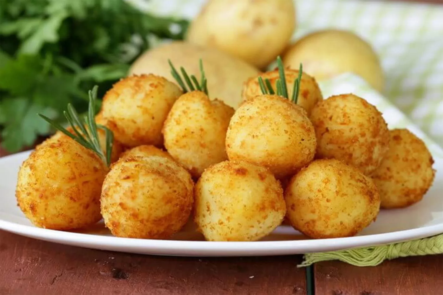 Receta sabrosa y con pocos ingredientes: bombas de papa rellenas con queso Receta sabrosa y con pocos ingredientes: bombas de papa rellenas con queso