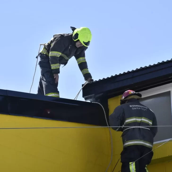 Temporal de viento: intensa labor de Bomberos para prevenir voladuras de techos Temporal de viento: intensa labor de Bomberos para prevenir voladuras de techos