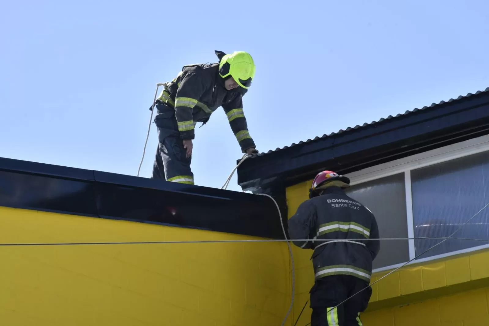 Temporal de viento: intensa labor de Bomberos para prevenir voladuras de techos Temporal de viento: intensa labor de Bomberos para prevenir voladuras de techos