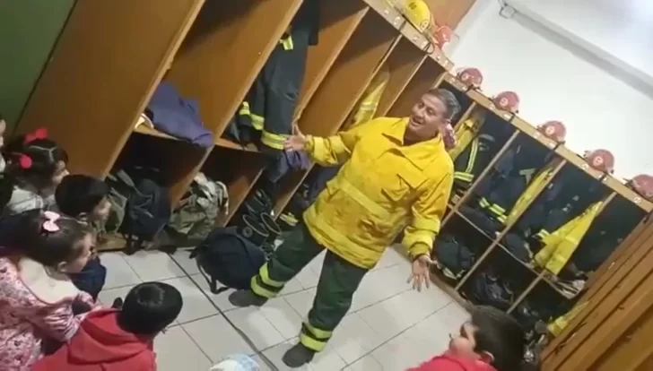 Video. Del simulacro a la acción: la sirena del cuartel de Bomberos comenzó a sonar en medio de una visita escolar 