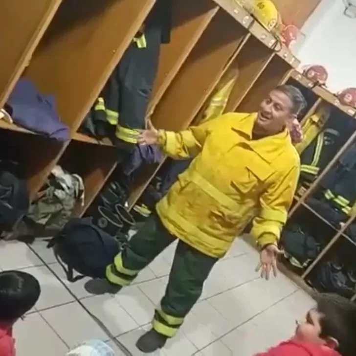 Video. Del simulacro a la acción: la sirena del cuartel de Bomberos comenzó a sonar en medio de una visita escolar 