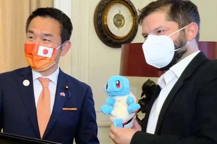 Video. El tierno pokemon que un Ministro Japonés le regalo al Presidente de Chile, Gabriel Boric