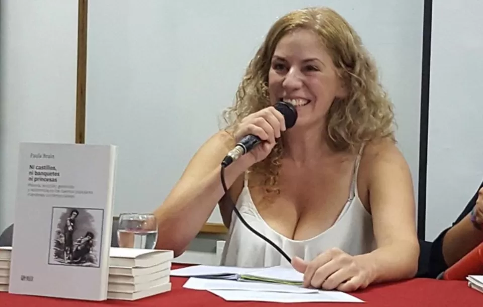 Paula Brain tiene síndrome de asperger, pero eso no le dificultó escribir un libro y recibirse con honores