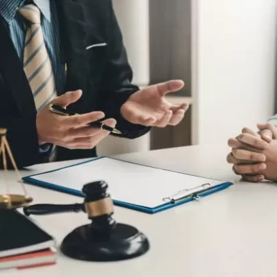 Los insólitos requisitos de un abogado para contratar a un empleado: “Que no discuta constantemente con su pareja”