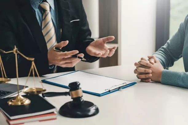 Los insólitos requisitos de un abogado para contratar a un empleado: “Que no discuta constantemente con su pareja”