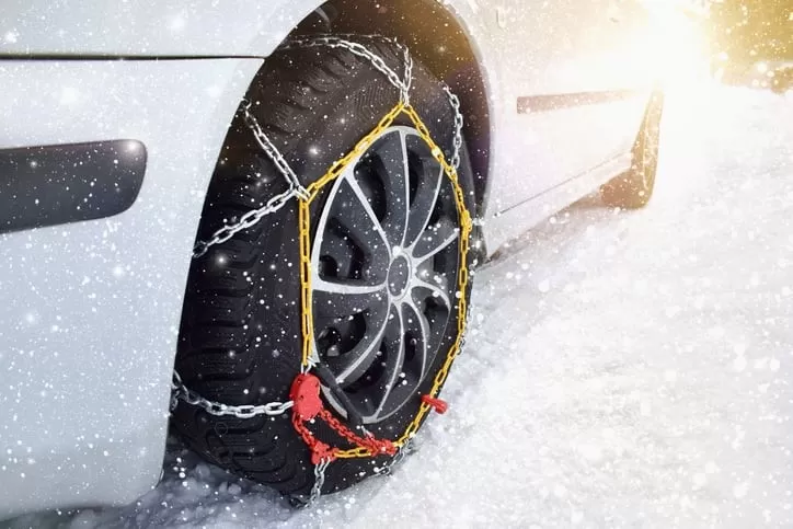 Paso a paso: cómo colocar las cadenas para transitar por la nieve