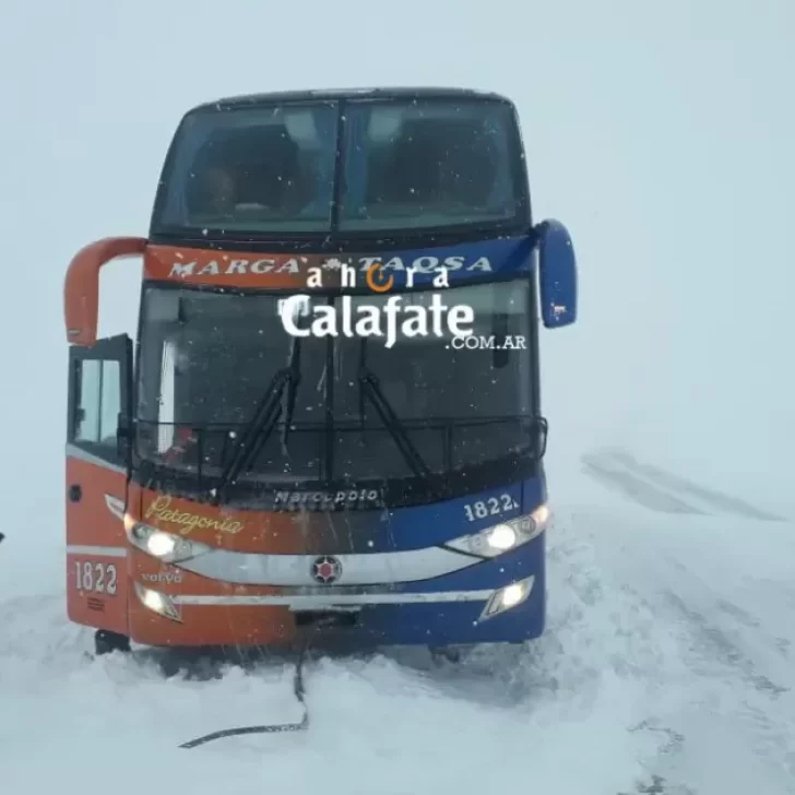 Un colectivo que iba de El Calafate a Río Gallegos quedó varado en la Cuesta de Miguez 