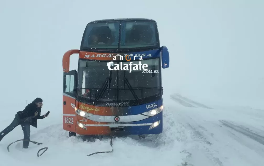 Un colectivo que iba de El Calafate a Río Gallegos quedó varado en la Cuesta de Miguez 