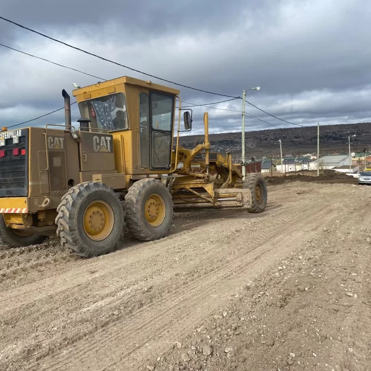 Tras las fuertes lluvias en Caleta Olivia, realizan tareas conjunta para reparar las calles y atender las urgencias