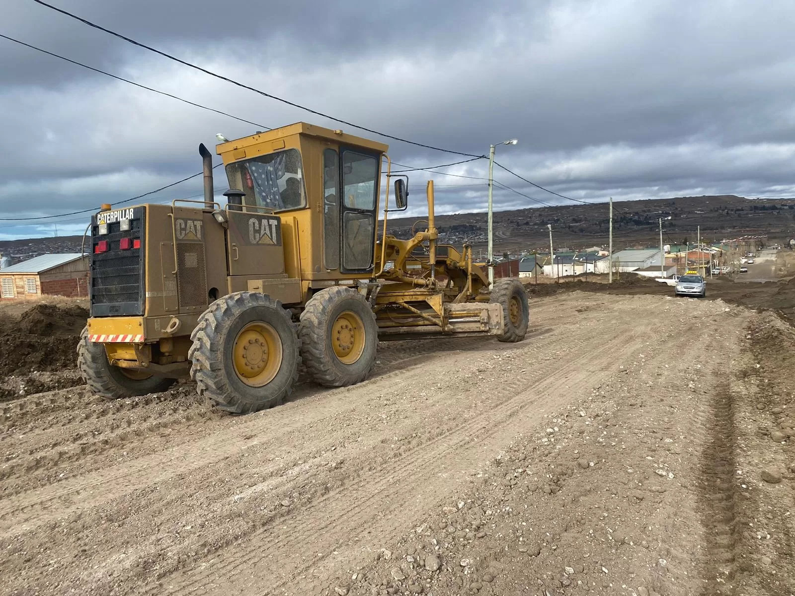 Tras las fuertes lluvias en Caleta Olivia, realizan tareas conjunta para reparar las calles y atender las urgencias