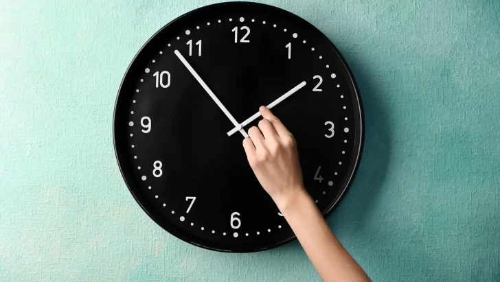 Advierten que Argentina utiliza un huso horario equivocado: ¿Cuál sería la hora real?