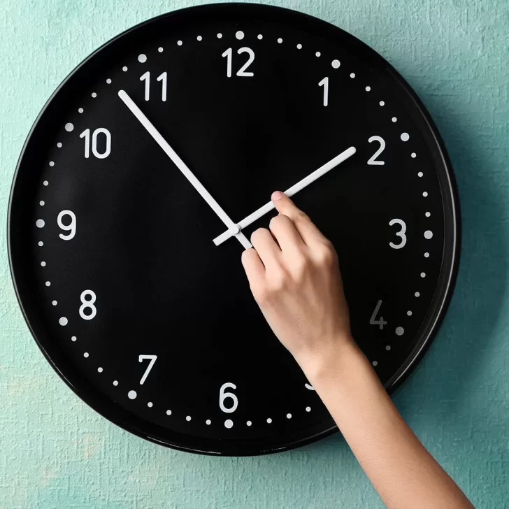 Advierten que Argentina utiliza un huso horario equivocado: ¿Cuál sería la hora real?