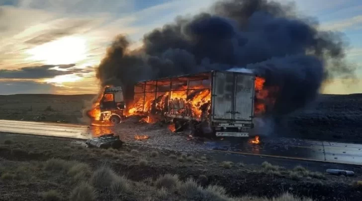 Impresionante incendio de un camión argentino en Chile bloqueó la ruta hacia Río Gallegos y Tierra del Fuego