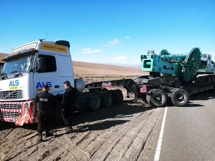 Cortaron la Ruta 40 por una camión que despistó y quedó cruzado sobre el asfalto