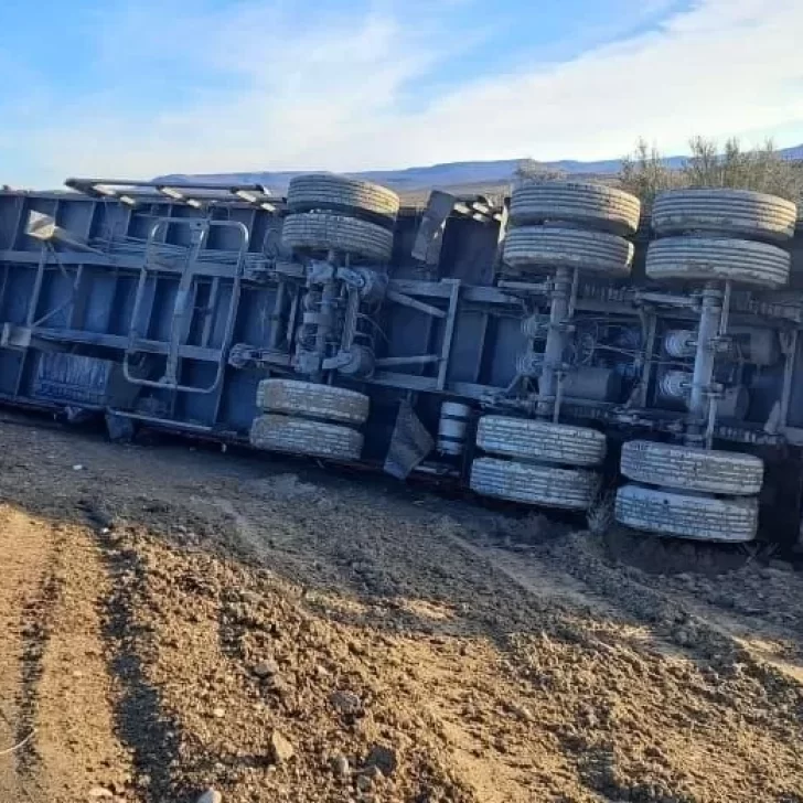 Volcó un camión sobre la Ruta 3 en San Julián: el conductor resultó ileso