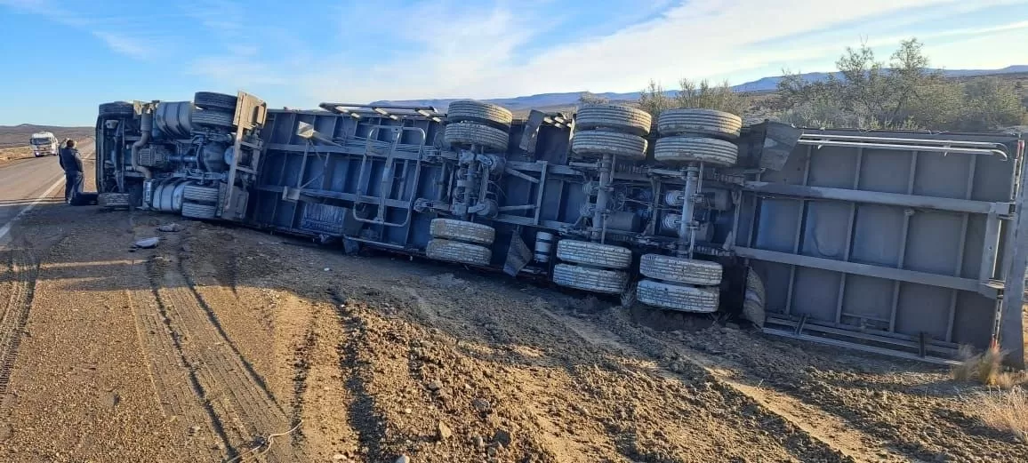 Volcó un camión sobre la Ruta 3 en San Julián: el conductor resultó ileso