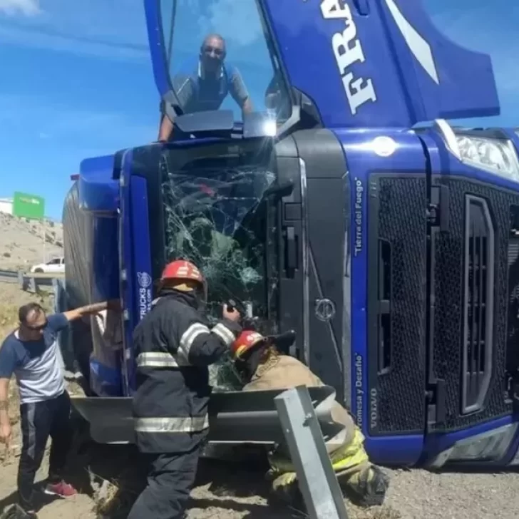 Volcó un camión cerca de Ruta 3 y el conductor quedó atrapado adentro