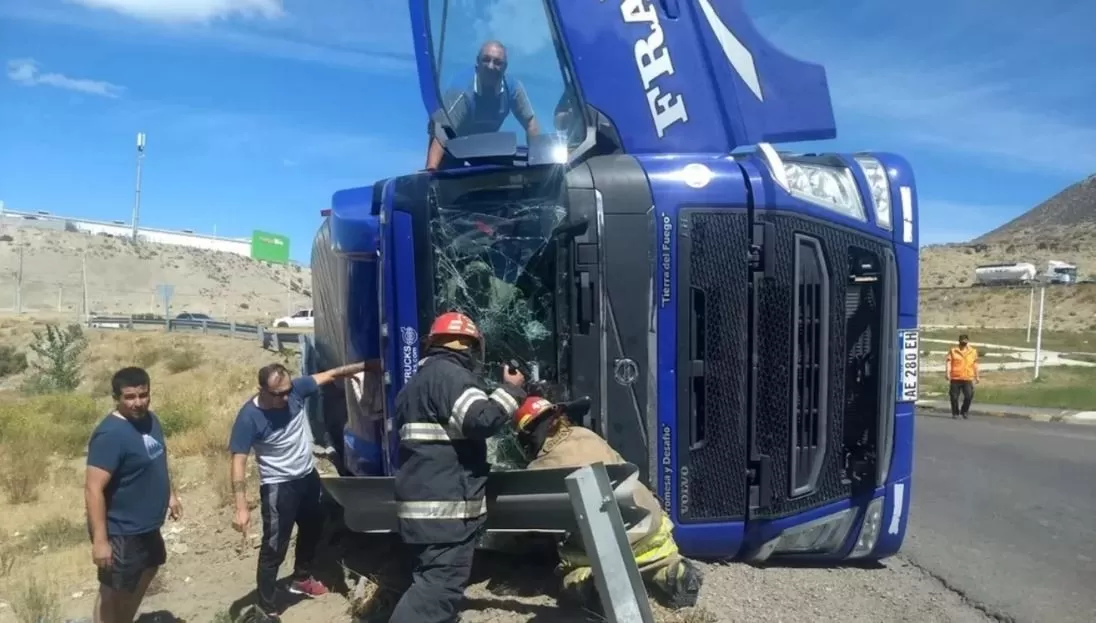 Volcó un camión cerca de Ruta 3 y el conductor quedó atrapado adentro