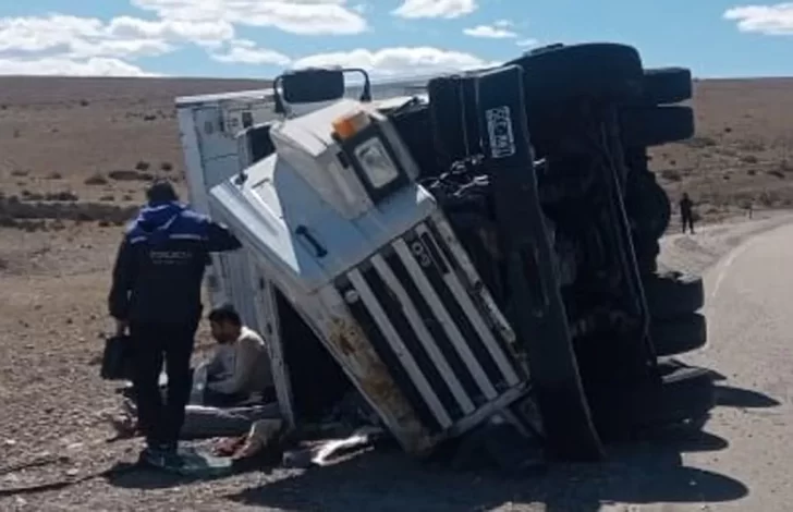 Volcó un camión de La Matanza que llevaba cartón a Tierra del Fuego cerca de Río Gallegos: una médica atendió al chofer en la ruta