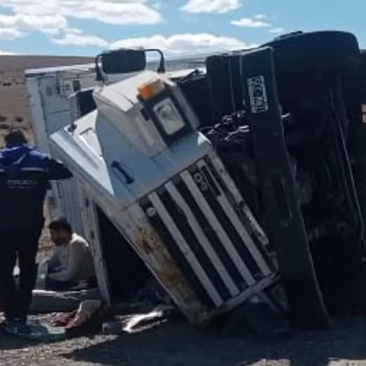 Volcó un camión de La Matanza que llevaba cartón a Tierra del Fuego cerca de Río Gallegos: una médica atendió al chofer en la ruta