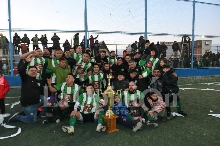 Mirá todas las fotos de Camioneros como nuevo campeón de Fútbol de los Barrios