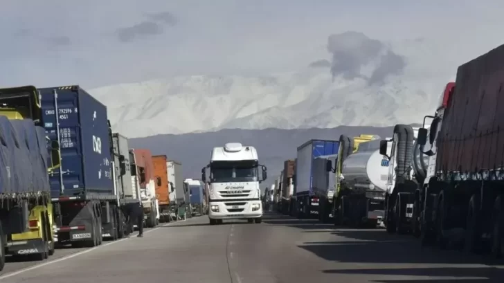 Preocupación por desabastecimiento y pérdidas productivas por los camiones varados en la frontera con Chile