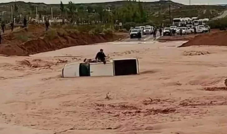 Desesperante: una camioneta fue arrasada por las inundaciones en Neuquén y tuvieron que rescatar a los ocupantes
