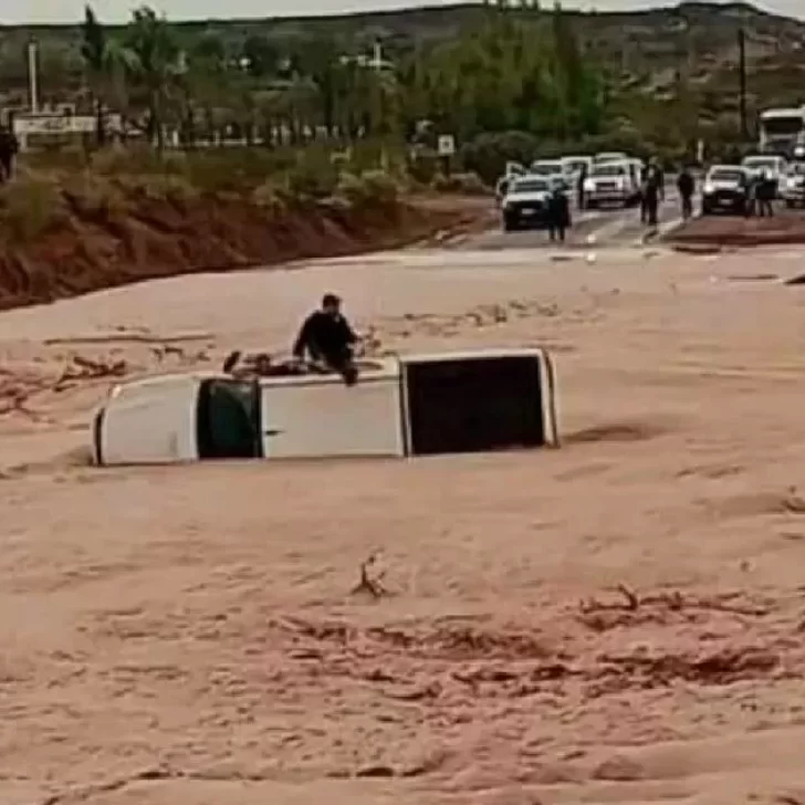 Desesperante: una camioneta fue arrasada por las inundaciones en Neuquén y tuvieron que rescatar a los ocupantes