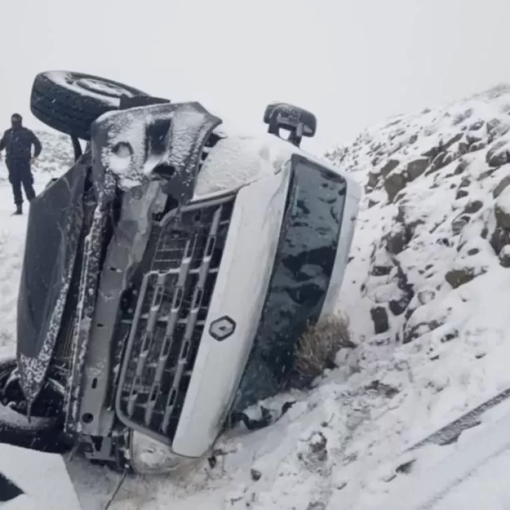 Una camioneta volcó por el hielo en la ruta