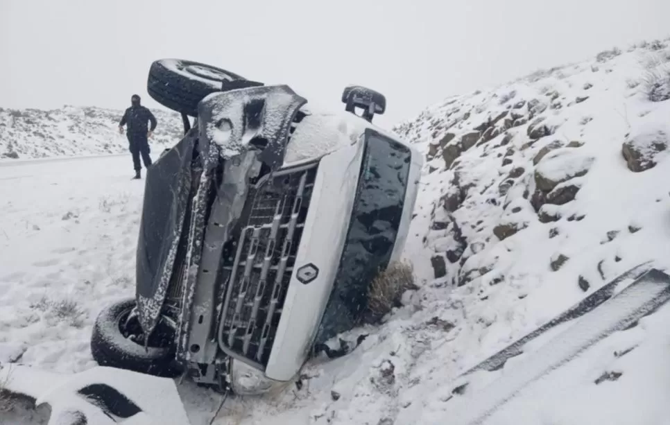 Una camioneta volcó por el hielo en la ruta