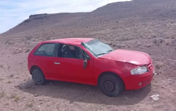 Caletenses volcaron en las rutas de Chubut y dejaron su vehículo abandonado