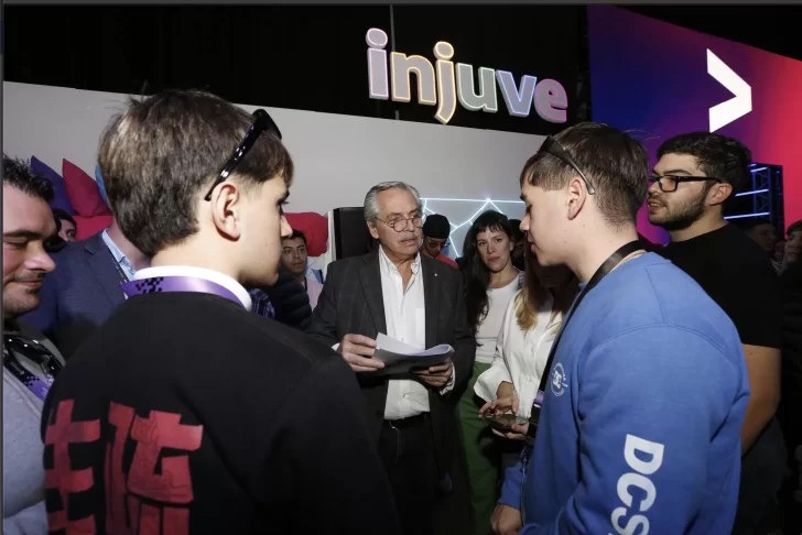Alberto Fernández visitó la Feria IT Joven de Tecnópolis