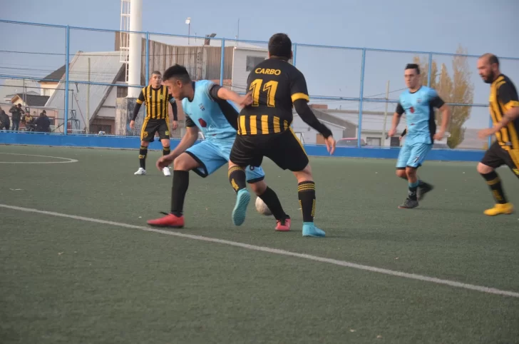 Nuevo puntero en la Liga de los barrios: Carboneros goleó 11 a 0 y sueña con el regreso a la “B”