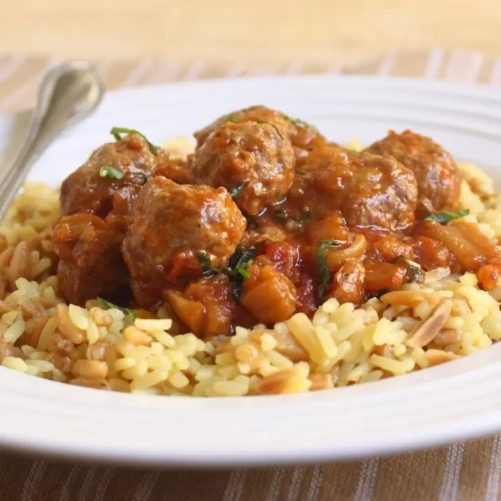 Receta para alimentar a la familia por menos de $1.000: albóndigas con arroz y salsa casera Receta para alimentar a la familia por menos de $1.000: albóndigas con arroz y salsa casera